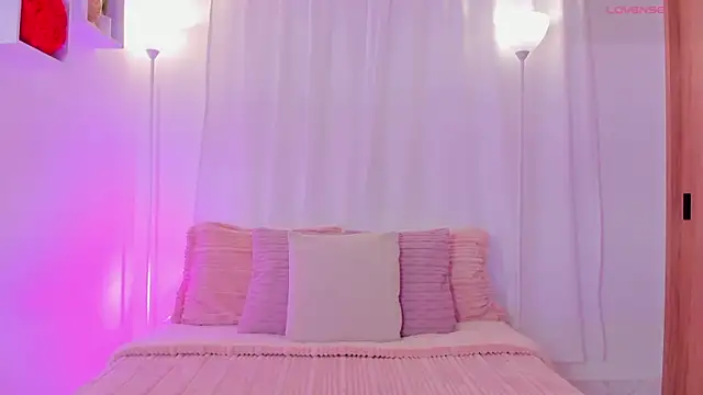 AishaPeyton online show from July 18, 2026, 6:33 am