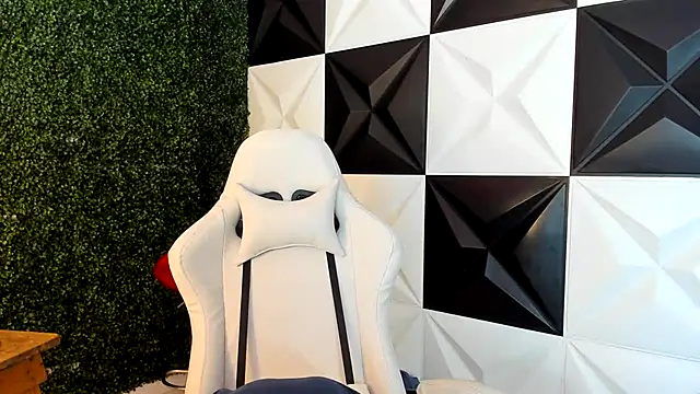 Snapshot of andy_bell_x chatting on October 29, 2025, 5:17 am andy bell x online show from October 29, 2025, 5:17 am