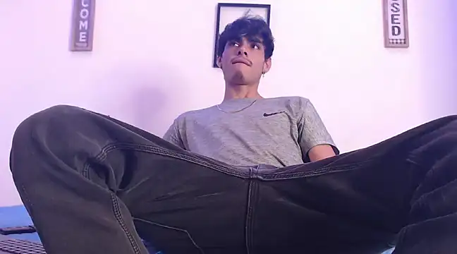 harrytomson 1 online show from March 10, 2025, 7:22 am