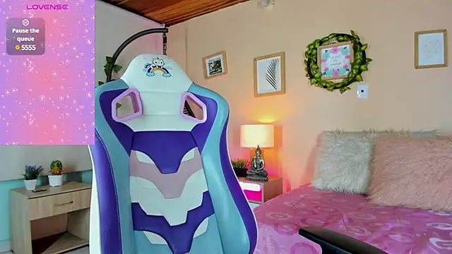 Snapshot of honey_fox1 chatting on March 15, 2025, 12:04 am honey fox1 online show from March 15, 2025, 12:04 am