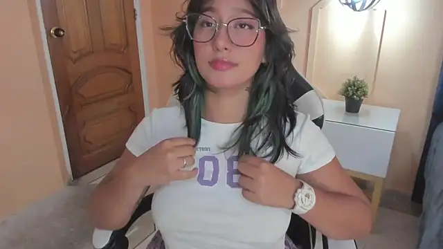 Snapshot of Yazmin_rouse chatting on February 28, 2025, 12:54 am Yazmin rouse online show from February 28, 2025, 12:54 am