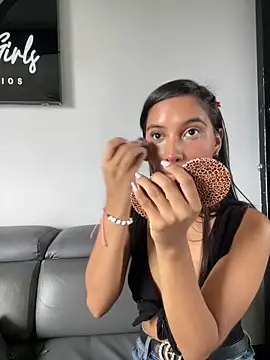 RoxyRoss  online show from February 21, 2025, 1:55 pm