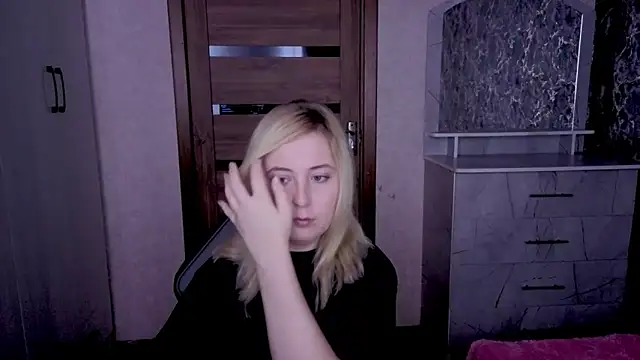 Snapshot of Kristy-Max chatting on May 22, 2026, 9:35 pm Kristy-Max online show from May 22, 2026, 9:35 pm
