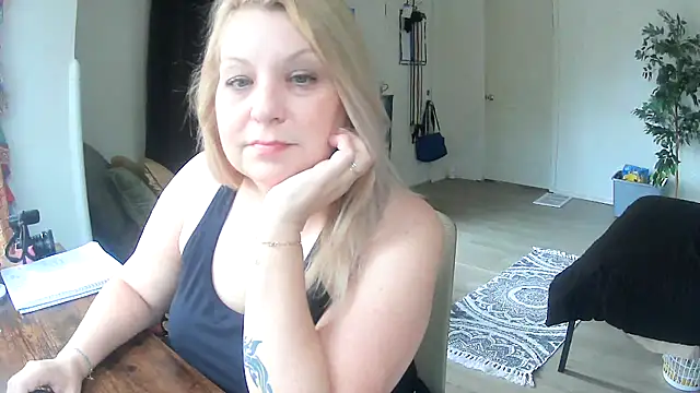 Snapshot of RubyGissing chatting on October 18, 2025, 7:16 pm RubyGissing online show from October 18, 2025, 7:16 pm