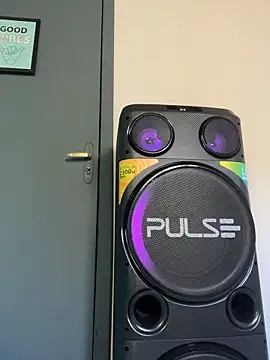 Snapshot of xMirana_ chatting on November 2, 2025, 10:31 am xMirana online show from November 2, 2025, 10:31 am