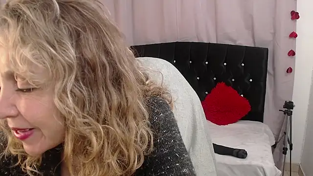 Afrodita sg online show from April 15, 2026, 8:42 pm