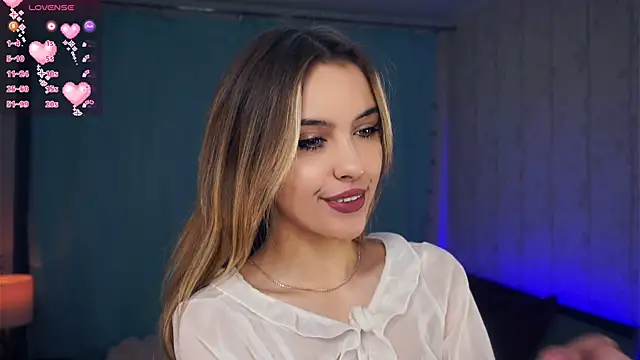 FannyHewson online show from November 16, 2025, 8:02 pm