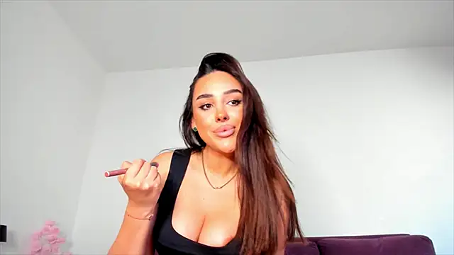 Snapshot of hornyemma__ chatting on May 20, 2026, 8:11 am hornyemma online show from May 20, 2026, 8:11 am