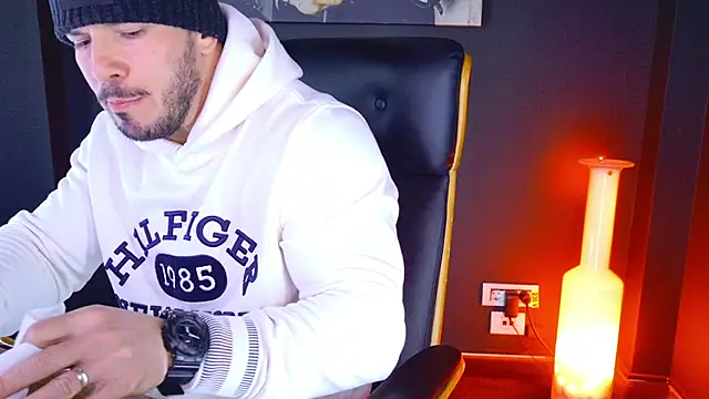 Snapshot of AngeloEric chatting on January 28, 2025, 10:45 am AngeloEric online show from January 28, 2025, 10:45 am