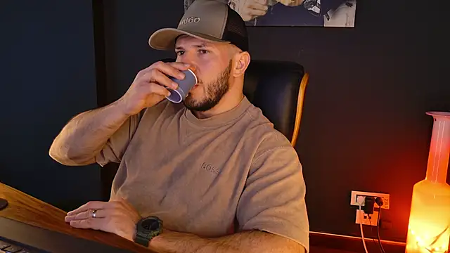 Snapshot of AngeloEric chatting on December 4, 2025, 1:10 pm AngeloEric online show from December 4, 2025, 1:10 pm