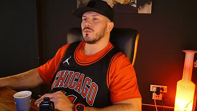 Snapshot of AngeloEric chatting on November 11, 2025, 12:22 pm AngeloEric online show from November 11, 2025, 12:22 pm