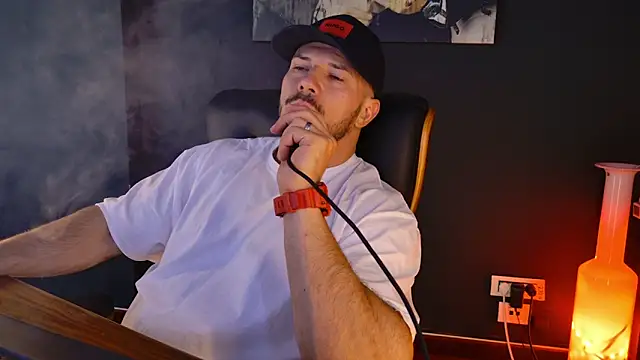 Snapshot of AngeloEric chatting on October 31, 2025, 12:46 pm AngeloEric online show from October 31, 2025, 12:46 pm