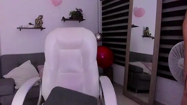 zoe turnner 18 online show from November 23, 2025, 12:15 pm