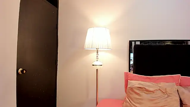 Snapshot of lilithTeen1_ chatting on February 18, 2026, 4:32 am lilithTeen1 online show from February 18, 2026, 4:32 am