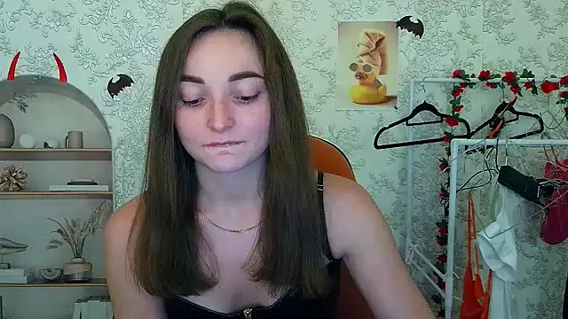  Barbie Kiss  online show from November 4, 2025, 4:11 pm