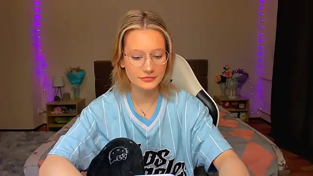 Snapshot of DearLia chatting on September 10, 2025, 8:41 pm DearLia online show from September 10, 2025, 8:41 pm