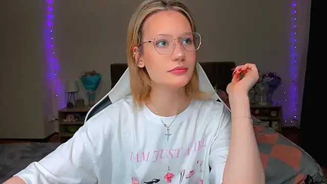 Snapshot of DearLia chatting on September 13, 2025, 9:26 pm DearLia online show from September 13, 2025, 9:26 pm