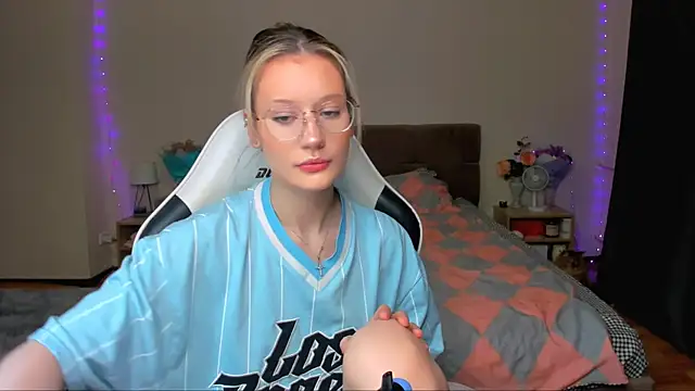 Snapshot of DearLia chatting on October 18, 2025, 9:50 pm DearLia online show from October 18, 2025, 9:50 pm