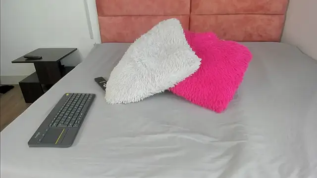 Snapshot of Hanna_lens chatting on October 24, 2025, 5:34 pm Hanna lens online show from October 24, 2025, 5:34 pm