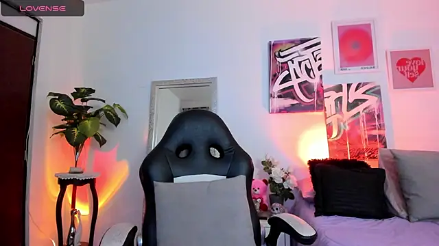 Snapshot of AnnieHuntters chatting on March 18, 2025, 3:23 am AnnieHuntters online show from March 18, 2025, 3:23 am