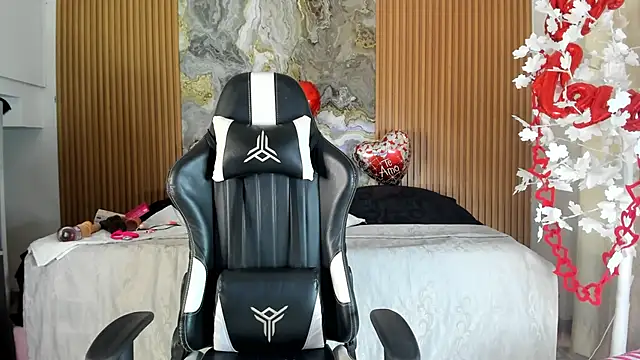 Danna topless online show from March 19, 2026, 12:05 pm