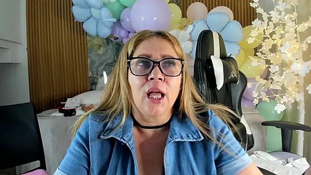 Danna topless online show from April 14, 2026, 12:10 pm