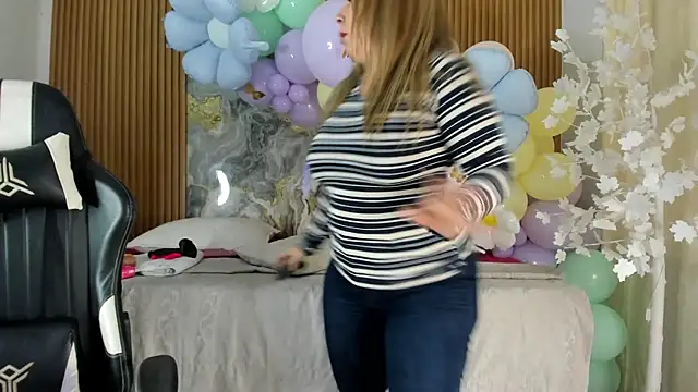 Danna topless online show from April 10, 2026, 12:01 pm