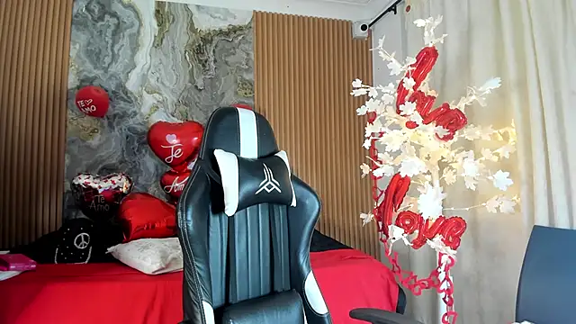 Danna topless online show from February 26, 2026, 12:05 pm