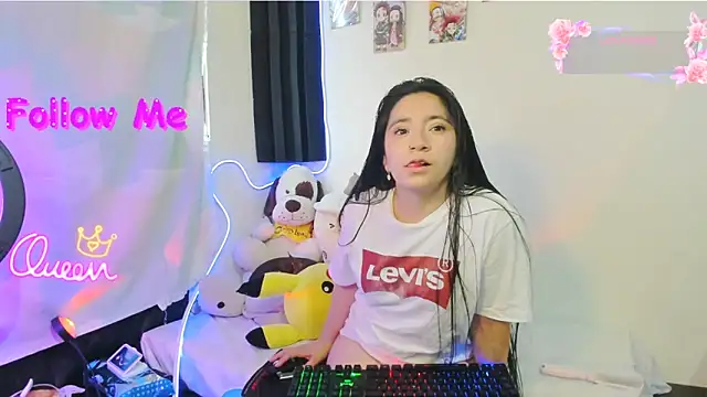 Snapshot of litle_mily_ chatting on June 5, 2026, 10:04 pm litle mily online show from June 5, 2026, 10:04 pm