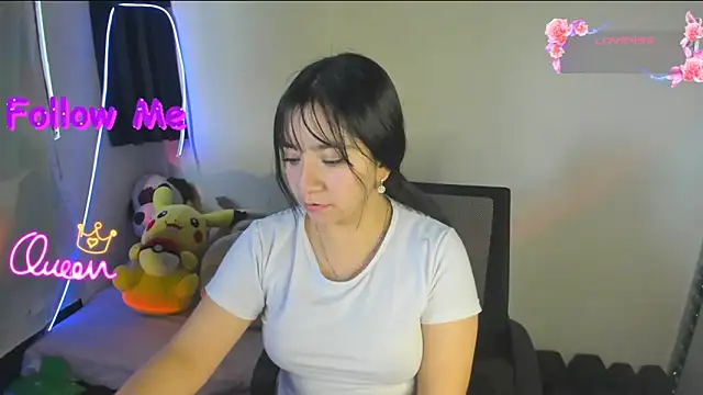 Snapshot of litle_mily_ chatting on May 7, 2026, 9:40 pm litle mily online show from May 7, 2026, 9:40 pm