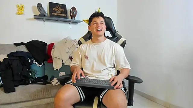 Snapshot of julian_wallace chatting on October 23, 2025, 7:12 pm julian wallace online show from October 23, 2025, 7:12 pm