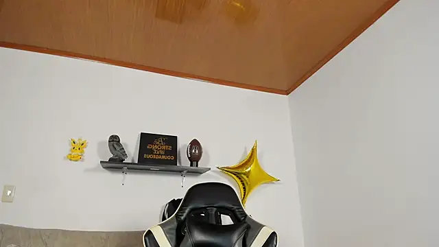 Snapshot of julian_wallace chatting on November 18, 2025, 7:17 pm julian wallace online show from November 18, 2025, 7:17 pm