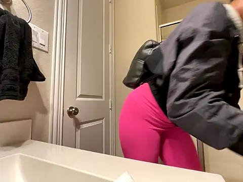 Snapshot of wynterheat chatting on December 3, 2025, 8:03 am wynterheat online show from December 3, 2025, 8:03 am