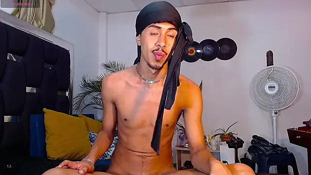 Snapshot of RyanRizzo chatting on January 23, 2025, 11:36 pm RyanRizzo online show from January 23, 2025, 11:36 pm