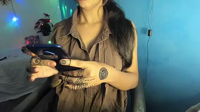 aarjulove online show from November 6, 2025, 2:32 pm