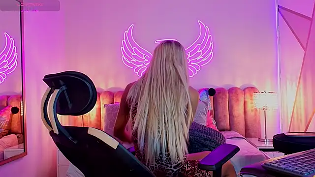 Snapshot of _scarletmoore chatting on September 13, 2025, 10:15 am scarletmoore online show from September 13, 2025, 10:15 am