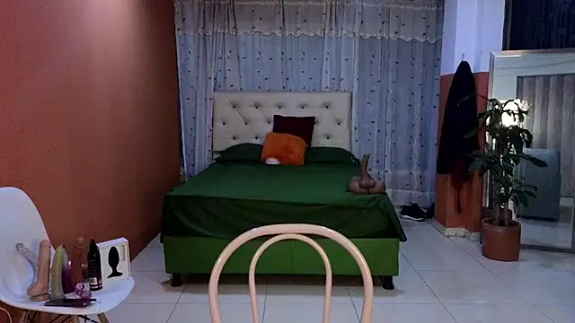 Snapshot of camil_milfdream chatting on November 19, 2025, 10:37 am camil milfdream online show from November 19, 2025, 10:37 am