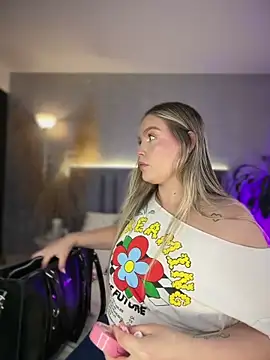 Snapshot of GaiaBaker chatting on February 11, 2026, 10:04 am GaiaBaker online show from February 11, 2026, 10:04 am