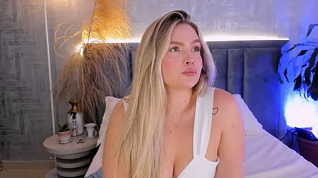 Snapshot of GaiaBaker chatting on December 22, 2025, 4:51 pm GaiaBaker online show from December 22, 2025, 4:51 pm