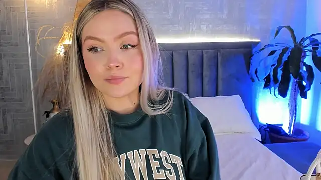 Snapshot of GaiaBaker chatting on December 17, 2025, 3:28 pm GaiaBaker online show from December 17, 2025, 3:28 pm