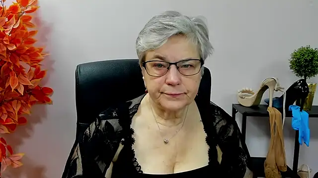 Snapshot of IrisDream chatting on November 17, 2025, 7:23 am IrisDream online show from November 17, 2025, 7:23 am