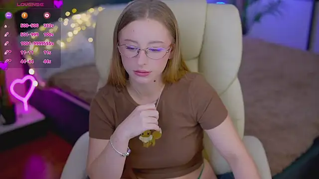 Snapshot of SilverrMoon chatting on October 21, 2025, 7:46 pm SilverrMoon online show from October 21, 2025, 7:46 pm