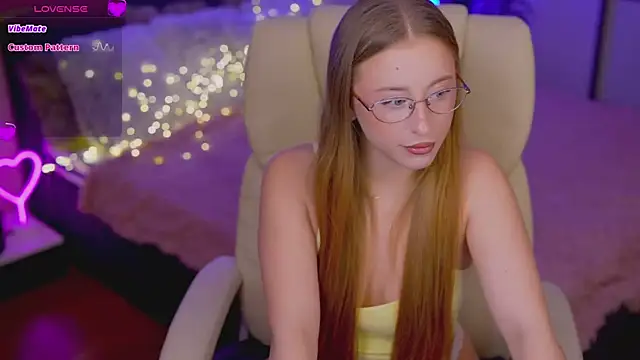 Snapshot of SilverrMoon chatting on November 4, 2025, 8:23 pm SilverrMoon online show from November 4, 2025, 8:23 pm