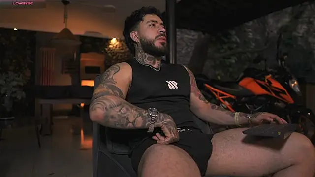 LeoSalvatore  online show from November 9, 2025, 11:14 am