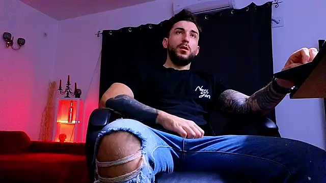 Snapshot of MightyAaron66 chatting on December 2, 2025, 4:03 am MightyAaron66 online show from December 2, 2025, 4:03 am