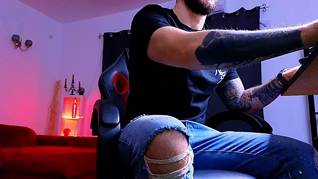 Snapshot of MightyAaron66 chatting on November 16, 2025, 4:06 am MightyAaron66 online show from November 16, 2025, 4:06 am