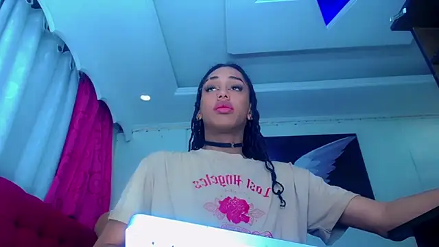 Snapshot of NahomiCamper chatting on December 17, 2025, 2:22 pm NahomiCamper online show from December 17, 2025, 2:22 pm