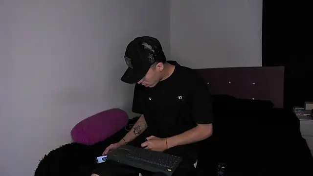 HeellBoy  online show from April 6, 2026, 5:08 am