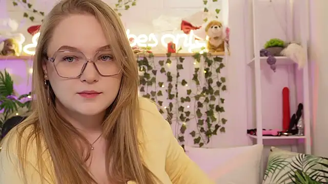 Snapshot of MonicaAsis chatting on February 5, 2026, 6:04 pm MonicaAsis online show from February 5, 2026, 6:04 pm