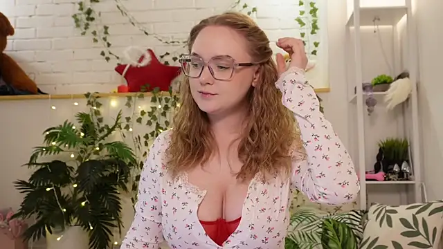 Snapshot of MonicaAsis chatting on October 14, 2025, 5:35 pm MonicaAsis online show from October 14, 2025, 5:35 pm